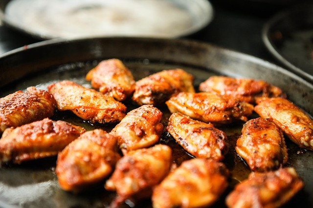 buffalo wings in korb mit scharfer mexican tears sauce