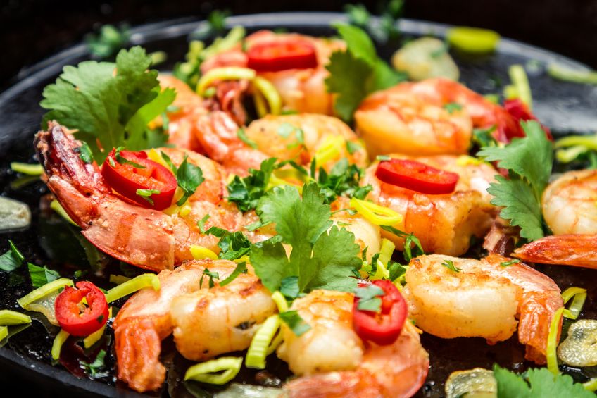 Garnelen Sweet Tomato Paw Braten in Pfanne