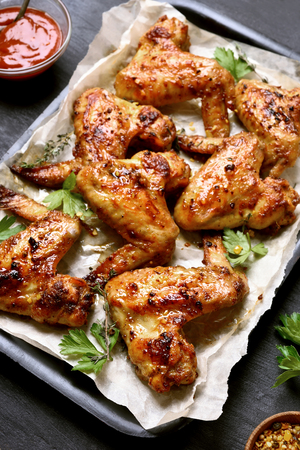 hot chicken wings in korb mit scharfer mexican tears sauce