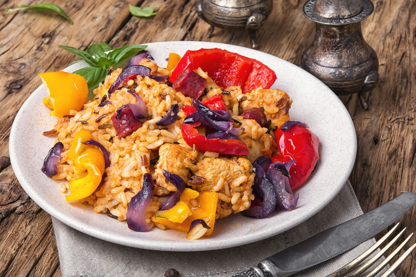 jambalaya auf teller mit chili-sauce von mexican-tears souldfood und cajun