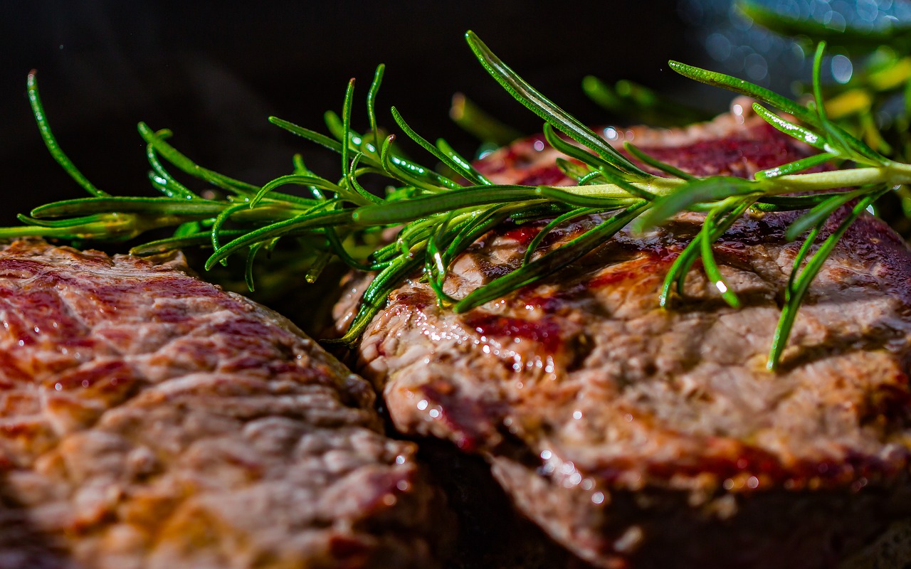 rosmarin für ribeye steak mit scharfer chili-sauce