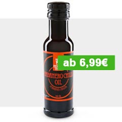 Eine Flasche Habanero Chili-Öl von Mexican Tears mit Preisauszeichnung und grauem, edlem Streifen im Hintergrund um optischen Halt auf der Website zu bekommen.