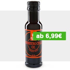 Eine Flasche Habanero Chili-Öl von Mexican Tears mit Preisauszeichnung und grauem, edlem Streifen im Hintergrund um optischen Halt auf der Website zu bekommen.