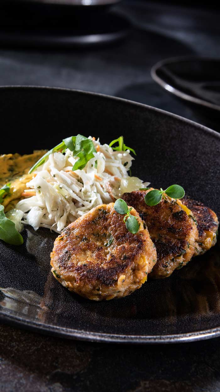 Crab Cakes Nahaufnahme Nahaufnahme von Crab Cakes auf einem Teller.