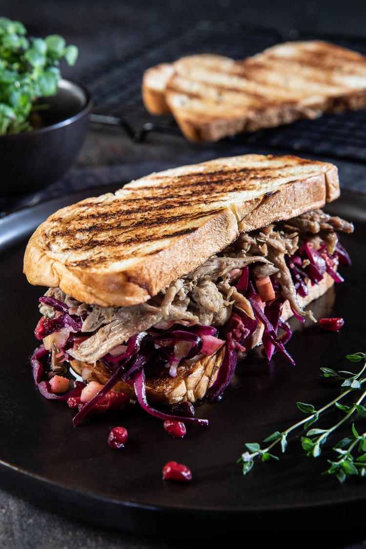 Gegrilltes Brioche-Sandwich mit confierter Ente und Rotkohlsalat