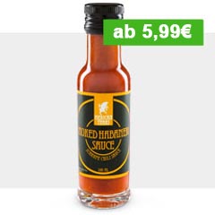 Eine Flasche Smoked Habanero Sauce Hot-Sauce mit Preisauszeichnung und grauem, edlem Streifen im Hintergrund um optischen Halt auf der Website zu bekommen.