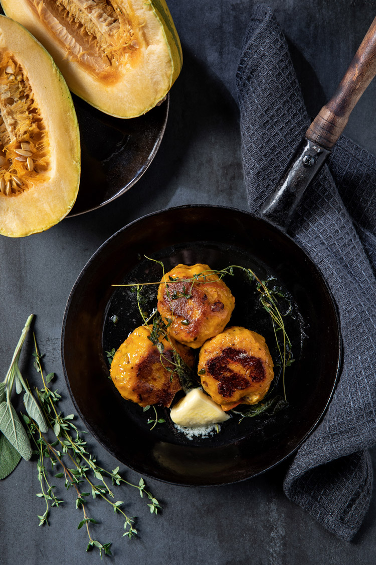 Kürbis-Knödel mit scharfer Sauce