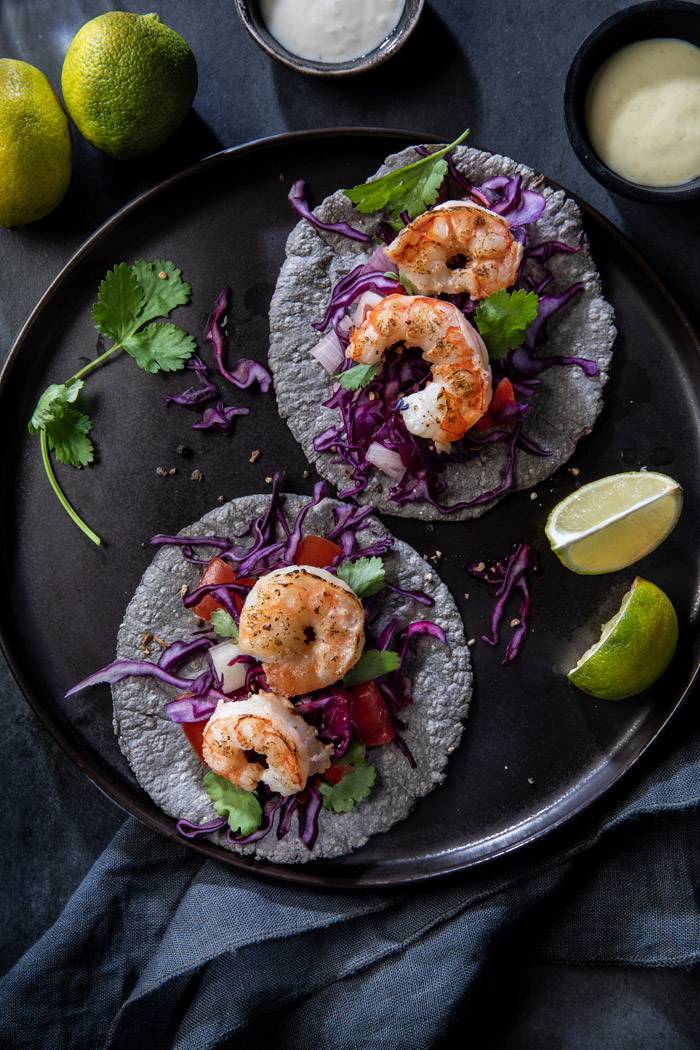 Garnelen-Tacos mit Rotkohlsalat und Pico de Gallo: Frisches Rezept mit Gambas auf dunklem Untergrund